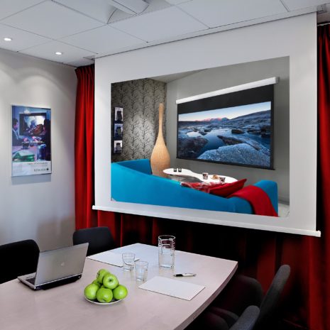 Projektorduk motordriven för inbyggnad i tak för projektor, miljöbild i konferensrum, från Kingpin Screens