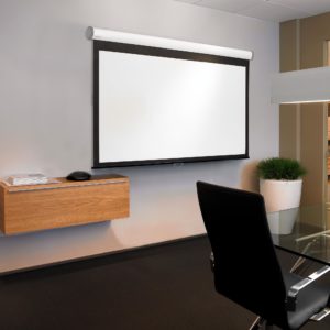 Manuell filmduk för hemmabio och kontor, i snygg kontorsmiljö, från Kingpin